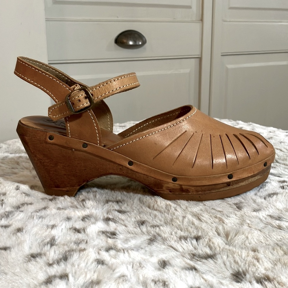 Sandler Tan Leather Wooden Mules Size 8 EUC